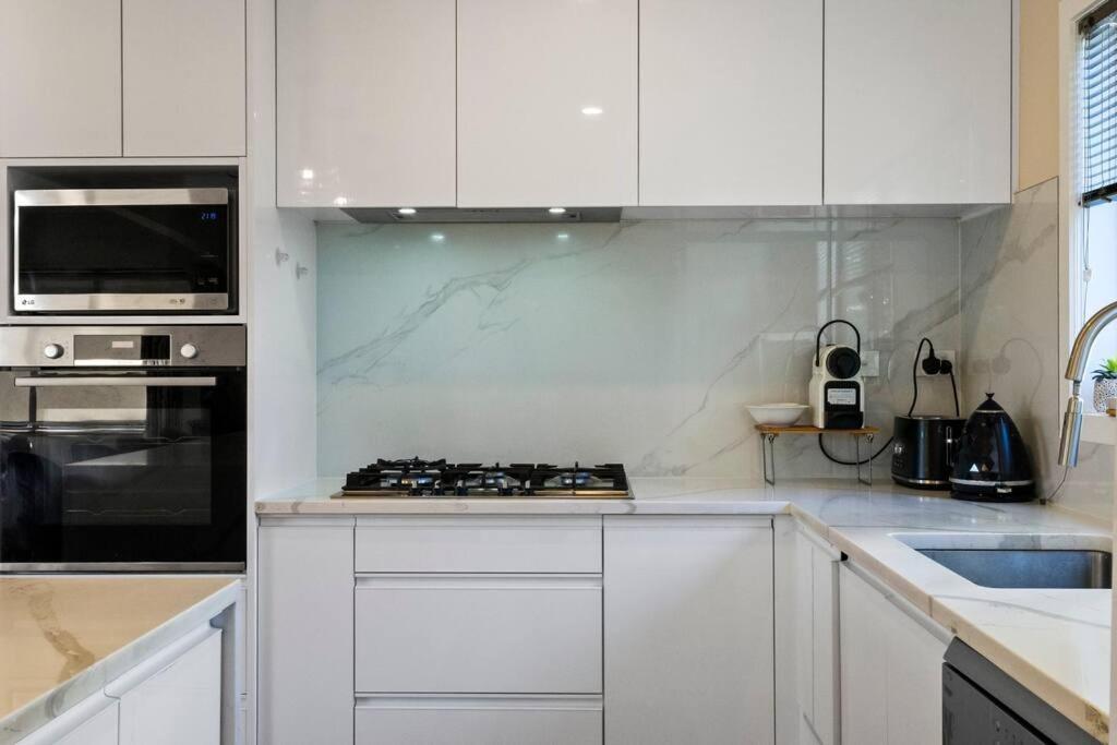 Not Usually Available - Lucky U! Auckland Extérieur photo